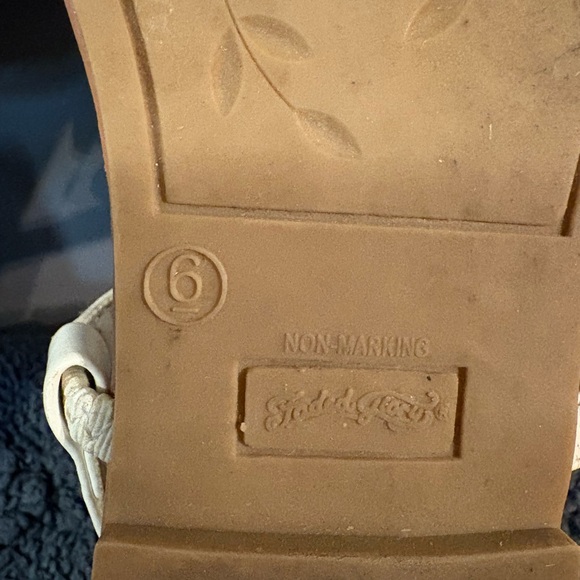 Women’s FADED GLORY cream leather ruffled strap sandals SIZE 6 - Picture 3 of 4